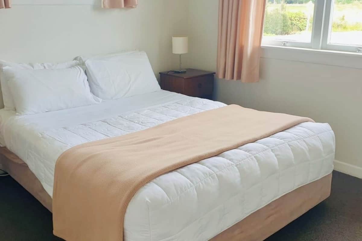 Muebles diferentes, wifi gratis y ropa de cama