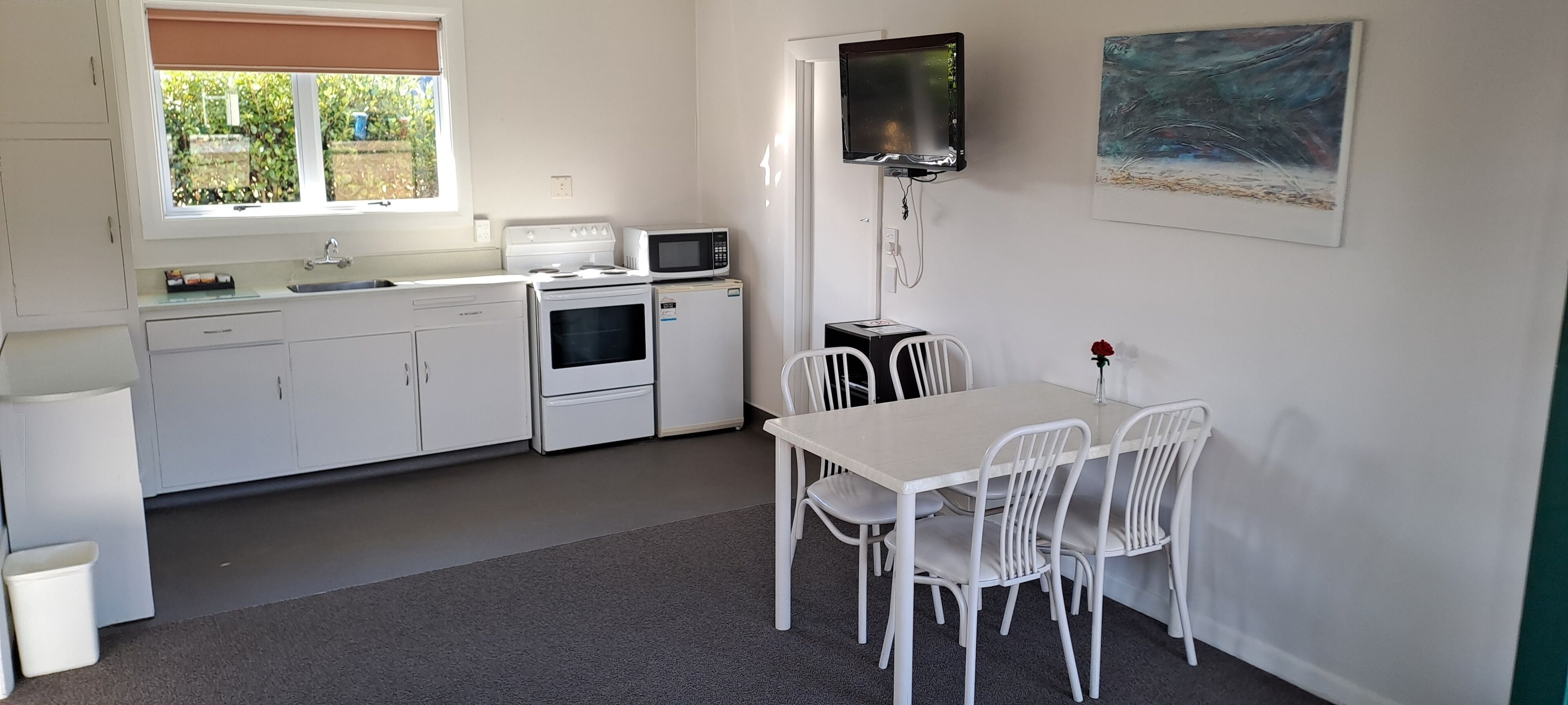 電冰箱、微波爐、電熱水壺、烤麵包機