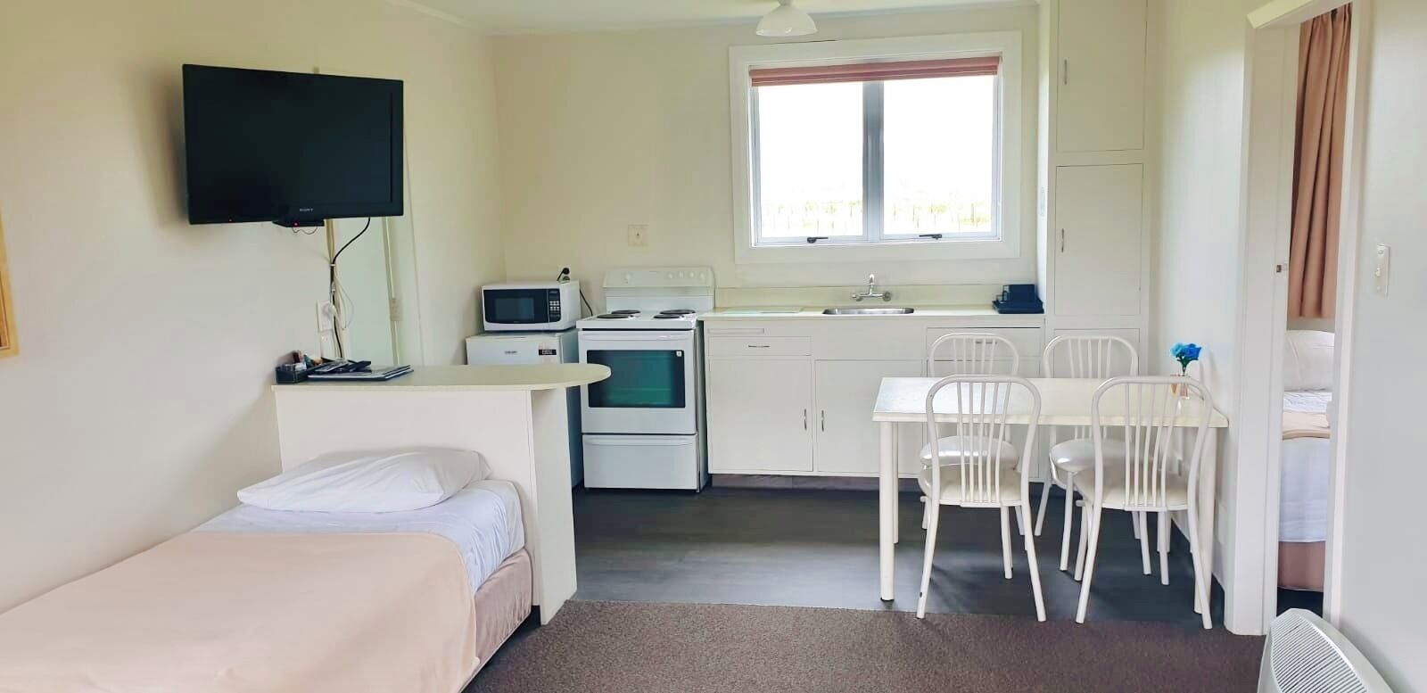 Departamento | Cocina privada | Refrigerador, microondas, tetera eléctrica y tostadora 