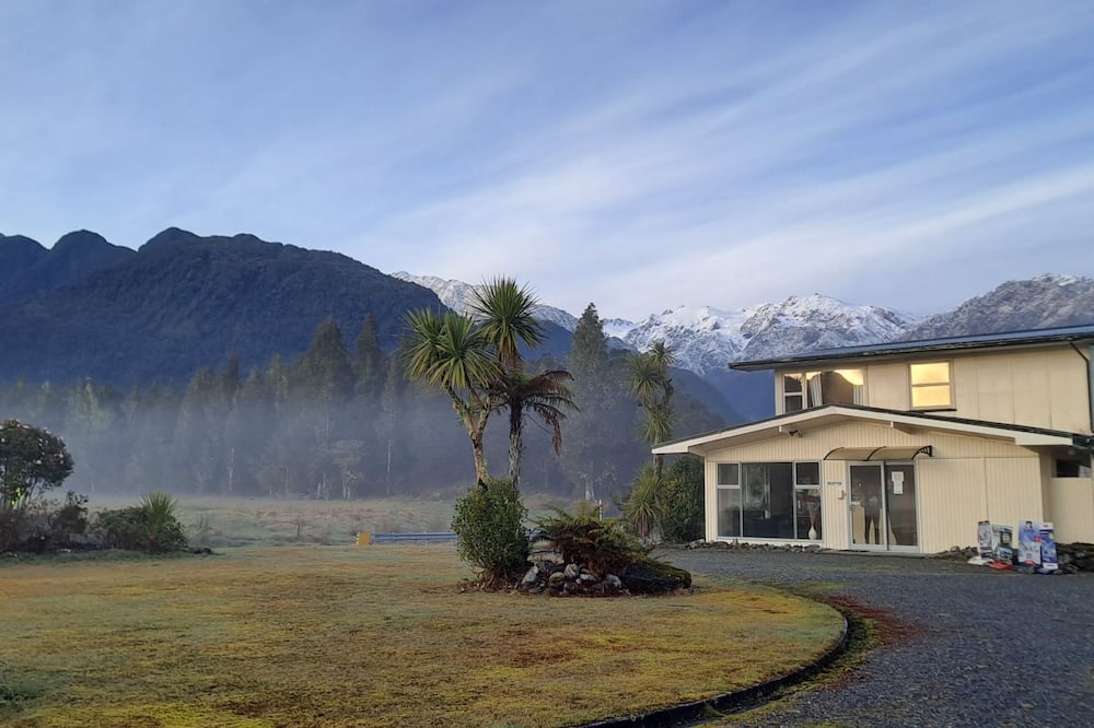 Glacier View Motel