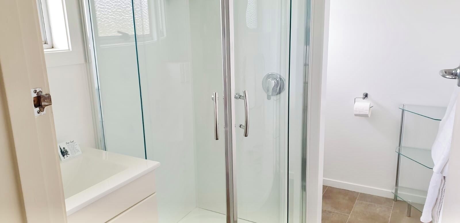 Studio | Salle de bain | Douche, articles de toilette gratuits, sèche-cheveux