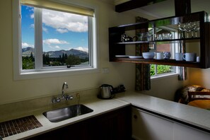 Lemari es kecil, microwave, oven, dan kompor