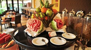 Petit déjeuner, déjeuner et dßner servis sur place, vue sur la piscine