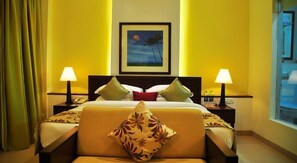 Minibar, in-room safe, desk, iron/ironing board - Kyriad Prestige Calangute Goa (Calangute)