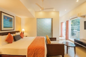 Minibar, in-room safe, desk, iron/ironing board