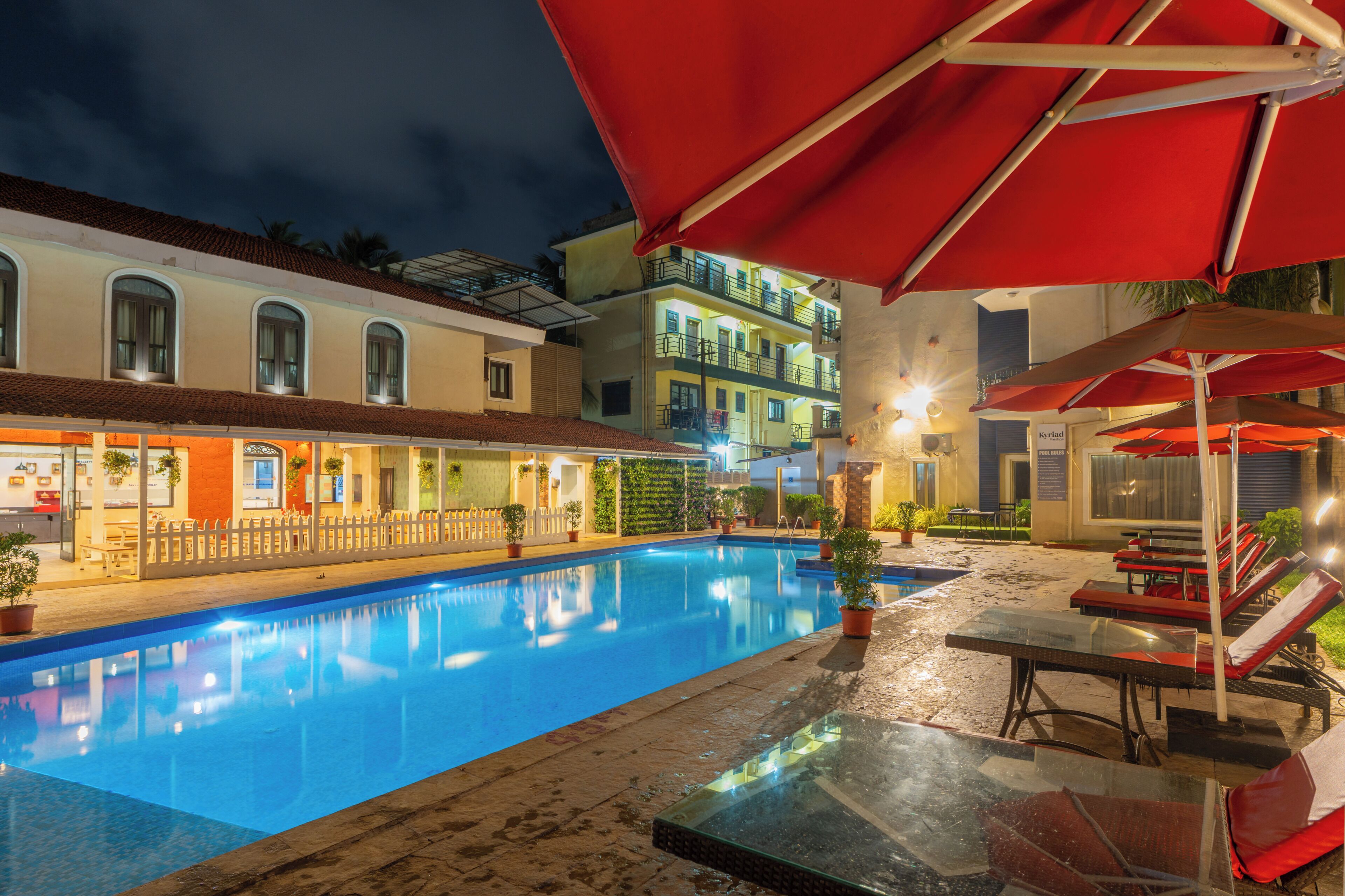 Piscina externa, guarda-sóis, espreguiçadeiras