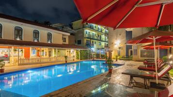 Piscina externa, guarda-sóis, espreguiçadeiras