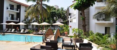 Piscine extérieure, parasols de plage, chaises longues