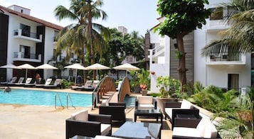 Outdoor pool, pool umbrellas, sun loungers