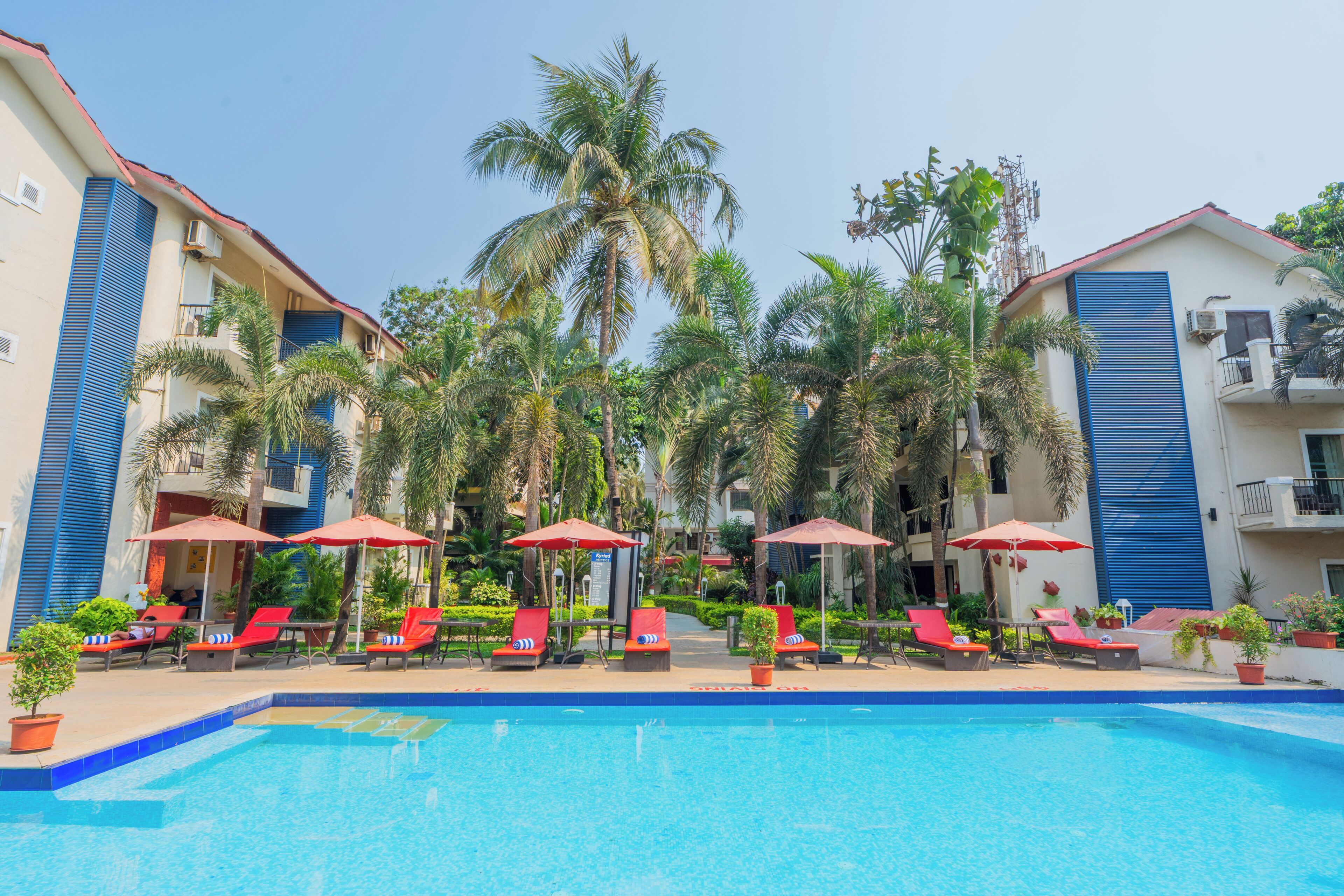 Piscina externa, guarda-sóis, espreguiçadeiras