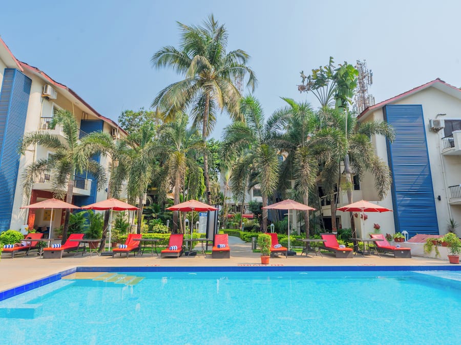 Outdoor pool, pool umbrellas, sun loungers