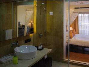 Shower, free toiletries, hair dryer, towels - Kyriad Prestige Calangute Goa (Calangute)