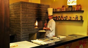 Déjeuner, dîner et souper servis sur place