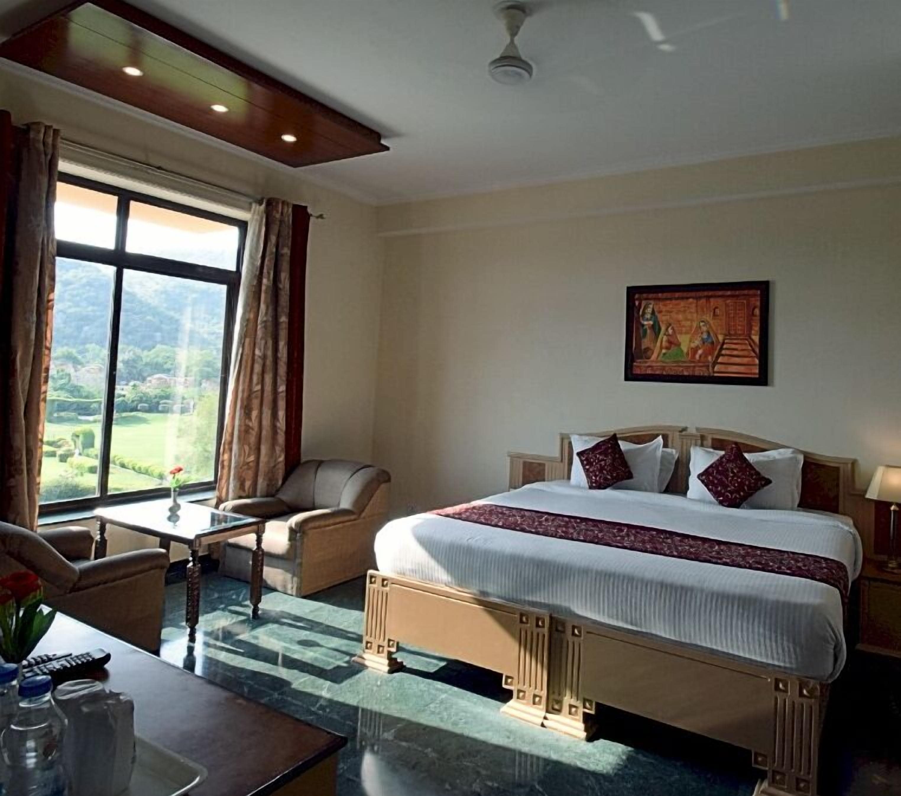 Habitación Deluxe | Minibar, caja fuerte, escritorio y camas supletorias