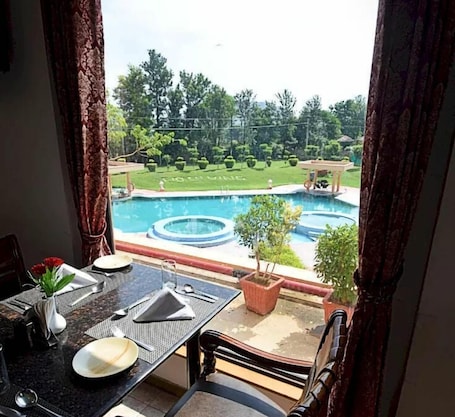 Se sirven desayunos, almuerzos y cenas; cocina internacional