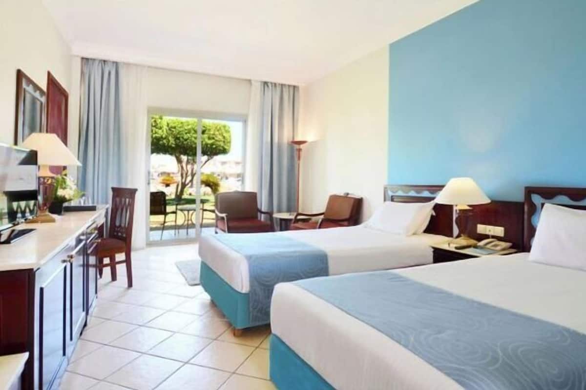 Egyptian cotton sheets, in-room safe, desk, soundproofing