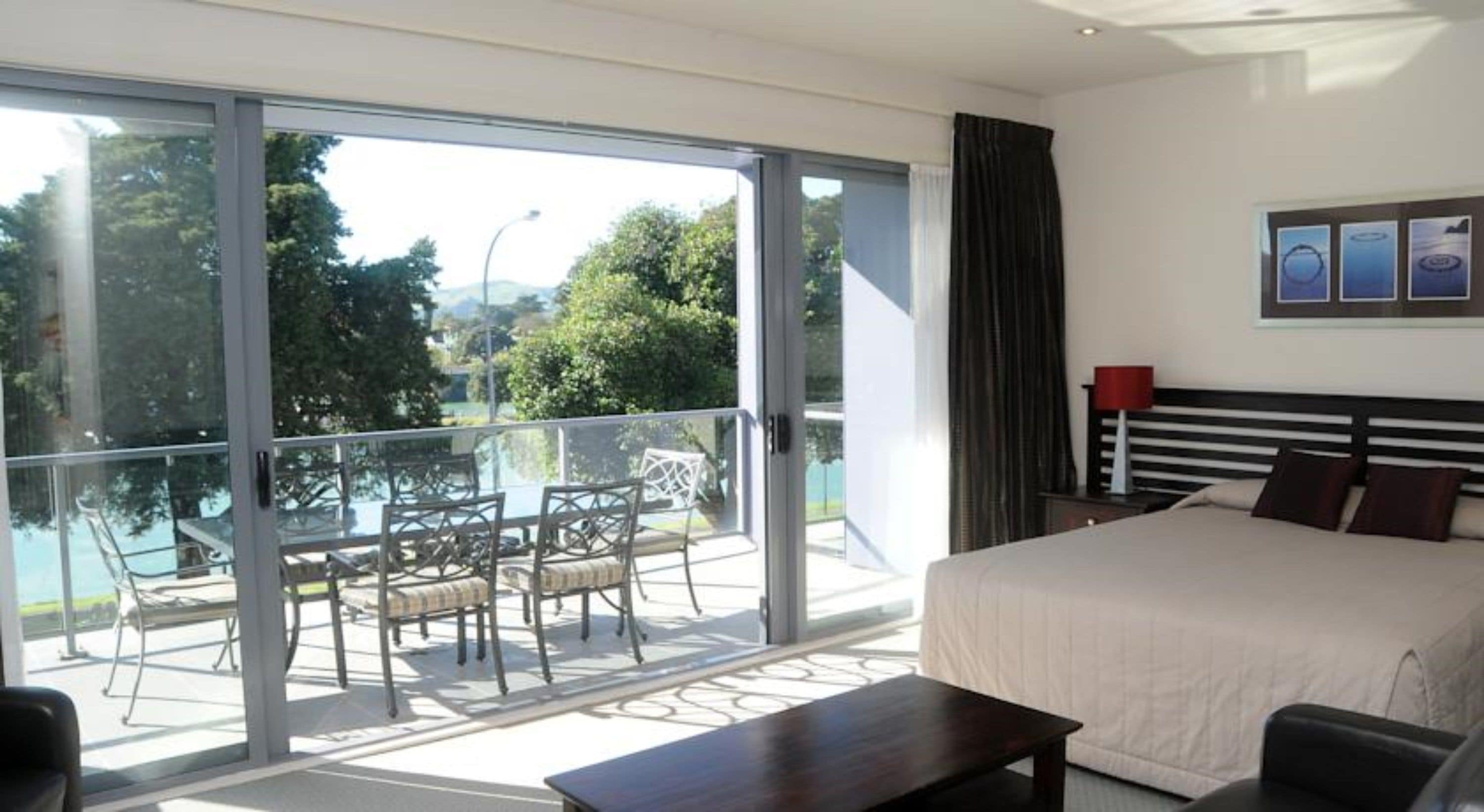 executive suite, river view | premium bedding, pillow-top beds, desk, blackout curtains