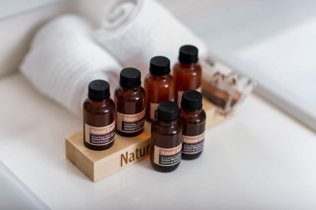 apartment, 2 bedrooms | bathroom amenities | separate bathtub and shower, free toiletries, hair dryer, towels