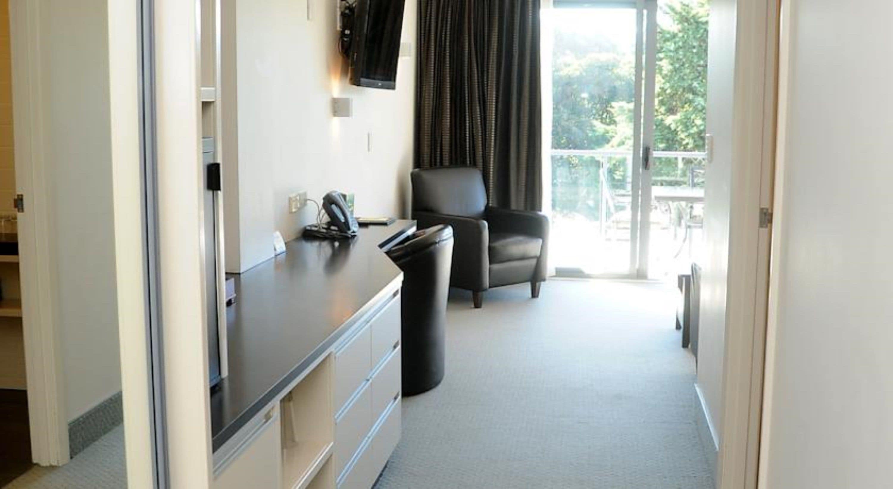 executive suite, river view | premium bedding, pillow-top beds, desk, blackout curtains