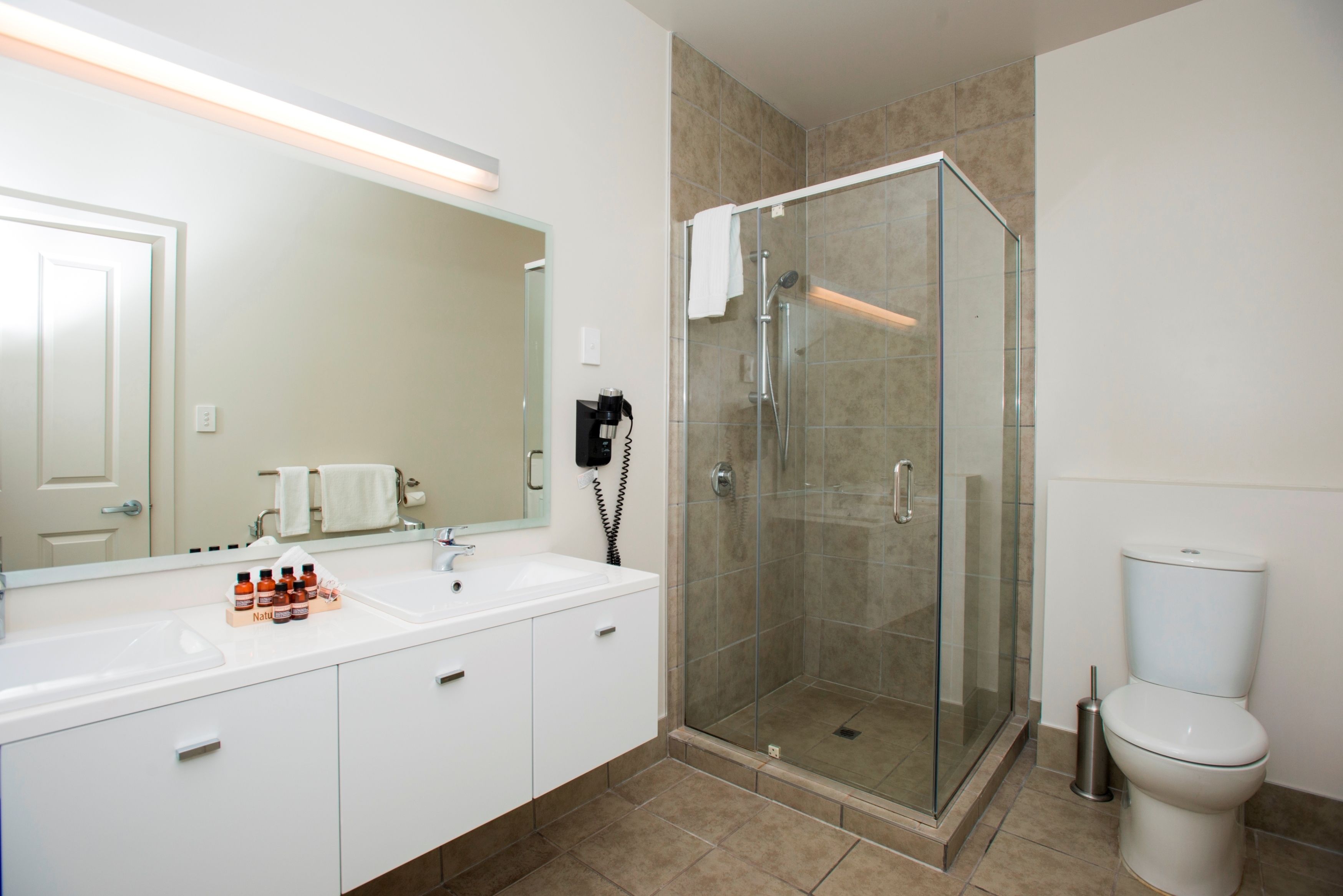 apartment, 2 bedrooms | bathroom | separate bathtub and shower, free toiletries, hair dryer, towels