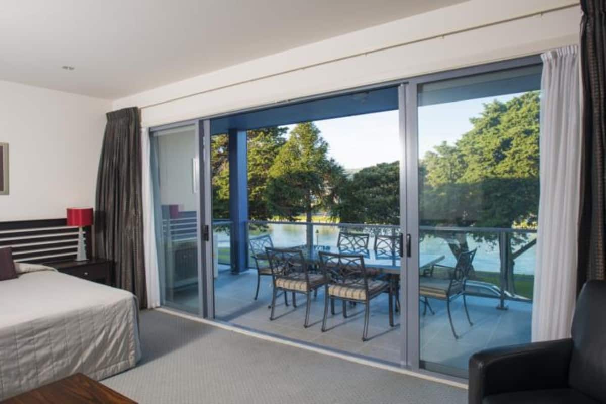 executive suite, river view | premium bedding, pillow-top beds, desk, blackout curtains