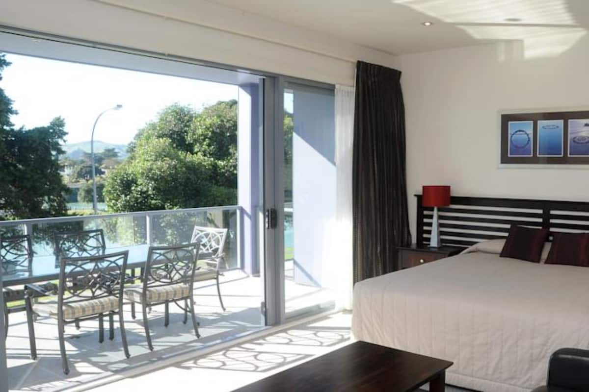 executive suite, river view | premium bedding, pillow-top beds, desk, blackout curtains