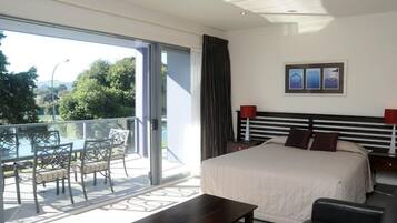 Suíte executiva, vista para o rio | Roupas de cama premium, camas com colchões pillow-top, escrivaninha