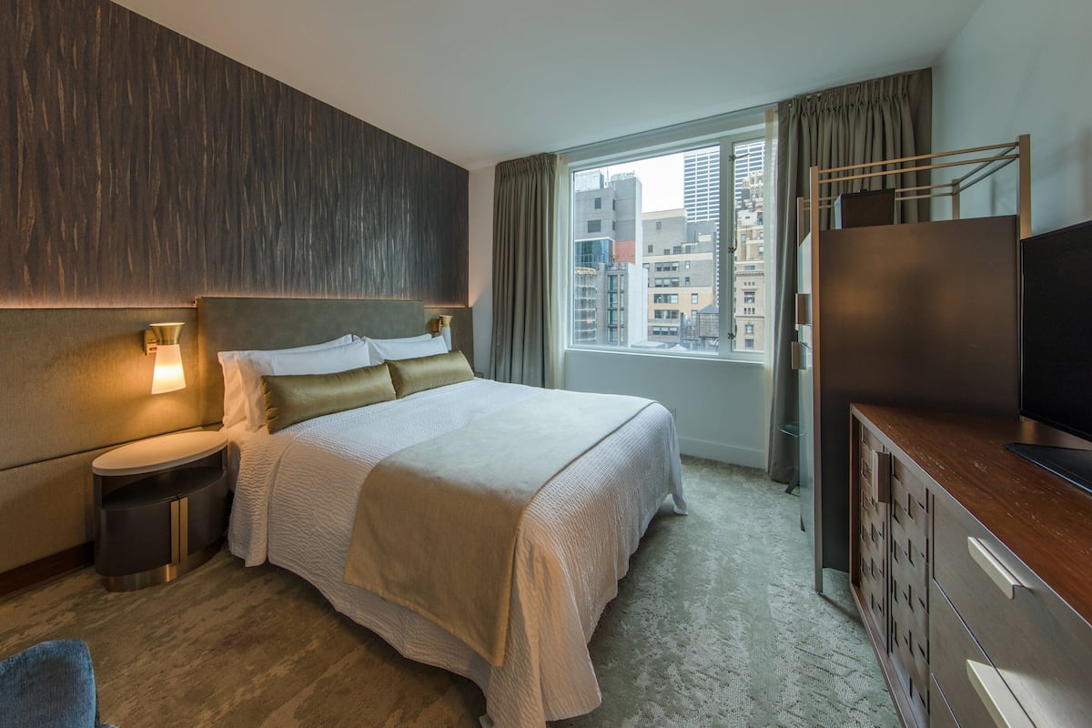 Hypo-allergenic bedding, in-room safe, desk, laptop workspace