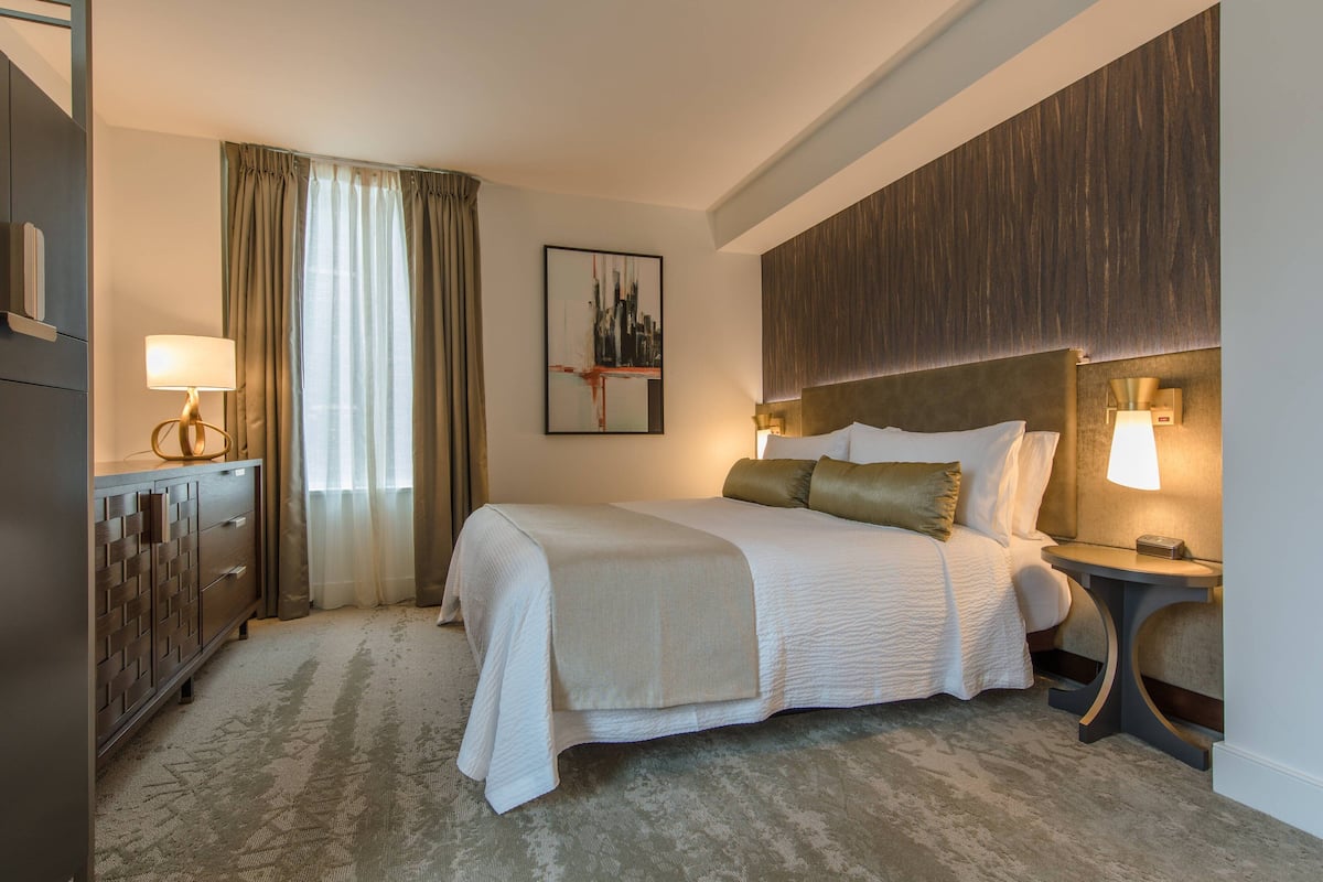 Hypo-allergenic bedding, in-room safe, desk, laptop workspace