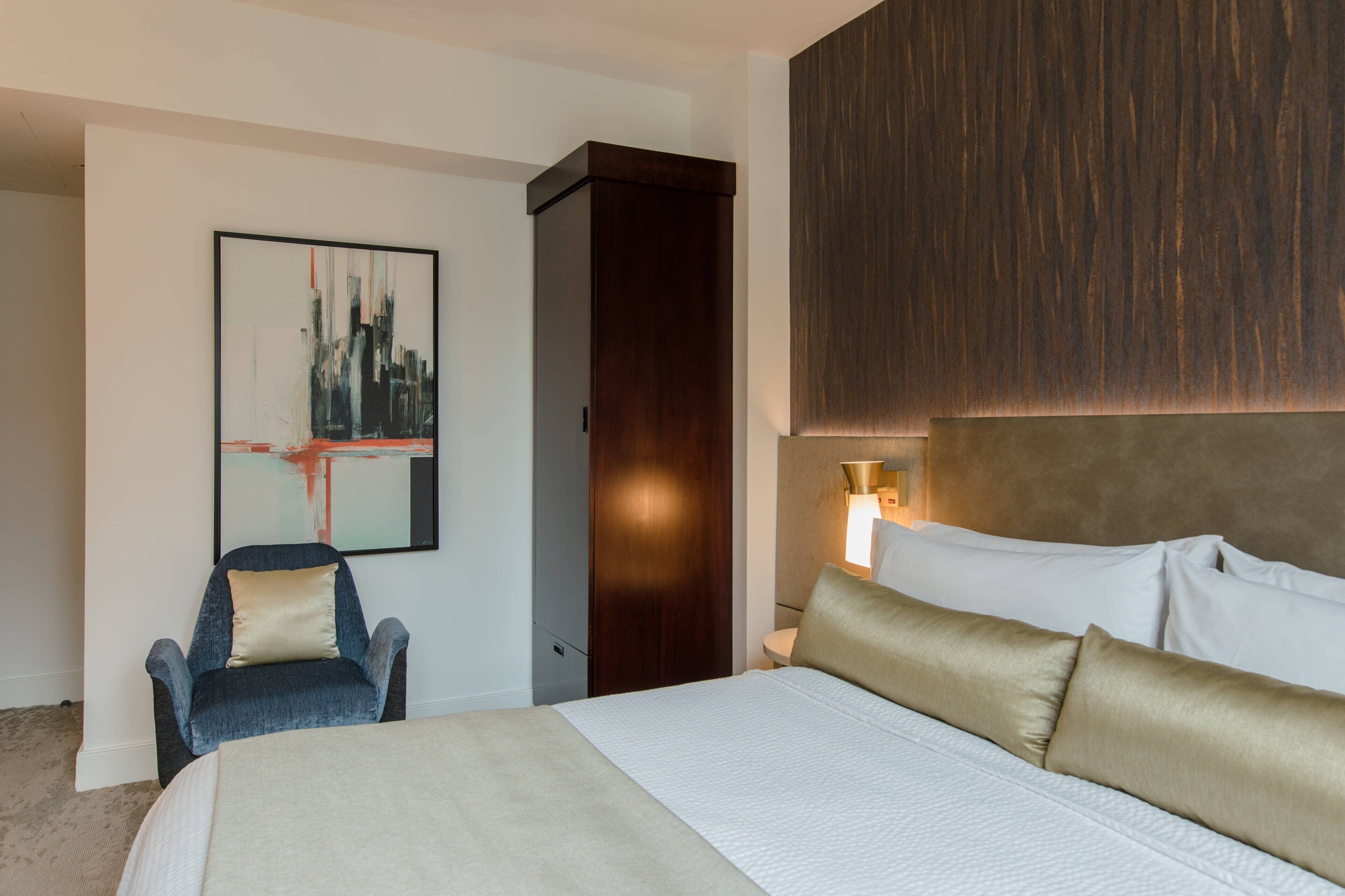 hypo-allergenic bedding, in-room safe, desk, laptop workspace