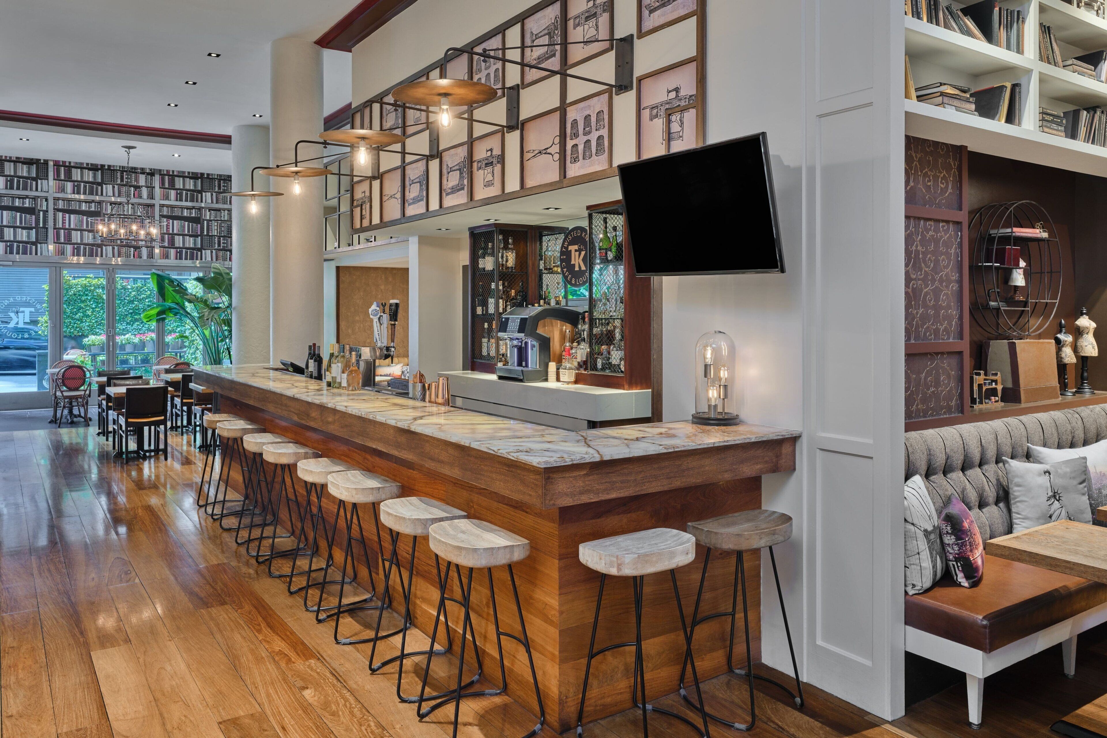 2 bars/lounges, lobby lounge, rooftop bar