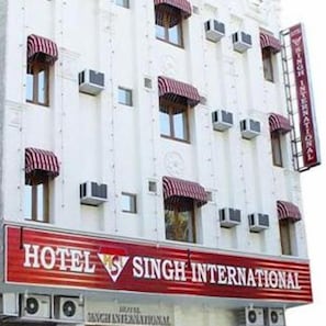 Un edificio con un letrero que dice 'HOTEL SINGH INTERNATIONAL'.