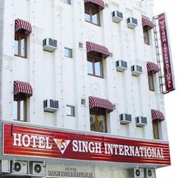 A building with a sign reading "HOTEL SINGH INTERNATIONAL". - Hotel Singh International (New Delhi)