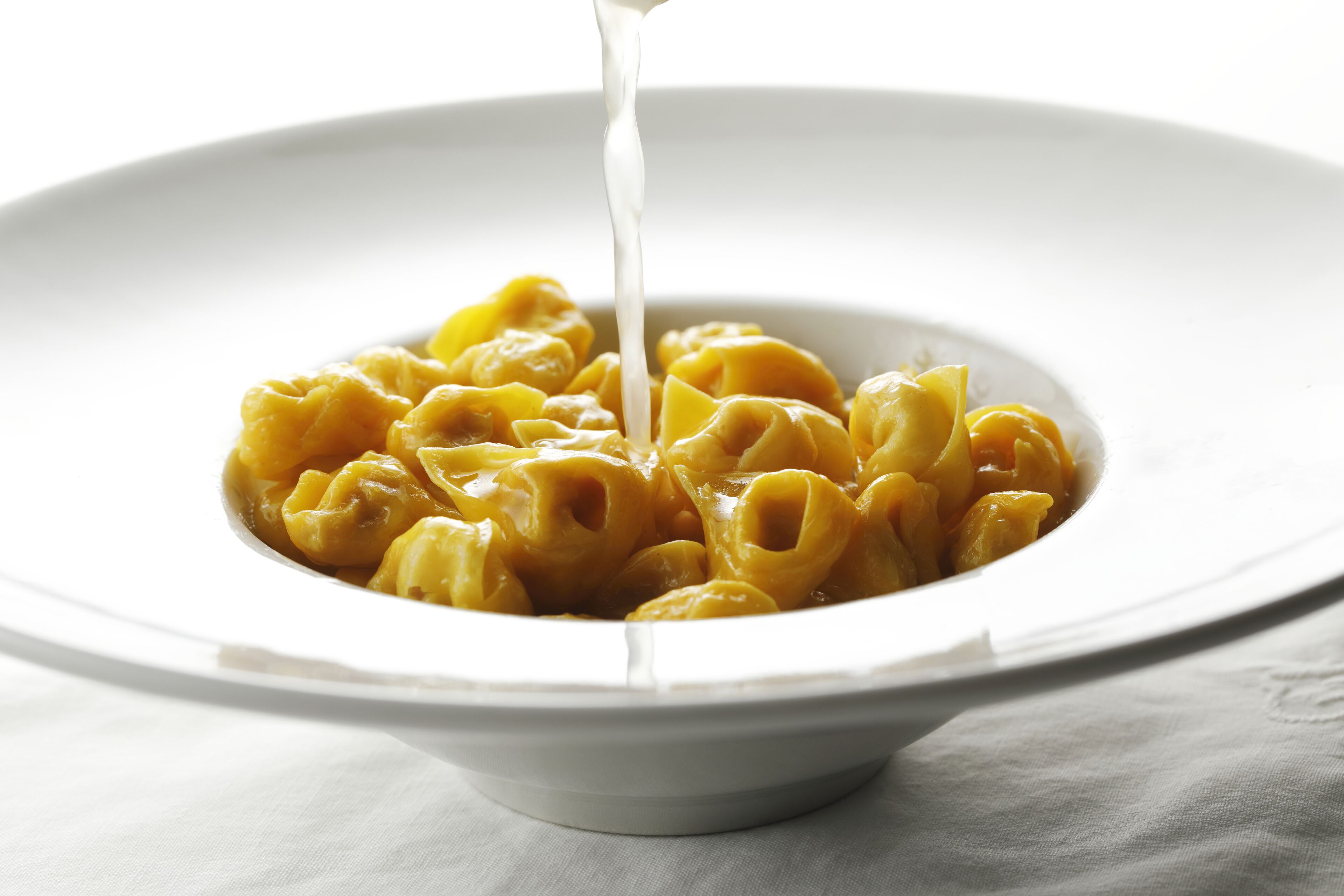 Un plato de pasta con salsa cremosa.