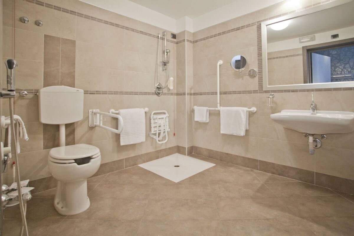 Un baño moderno con inodoro, ducha y lavamanos.