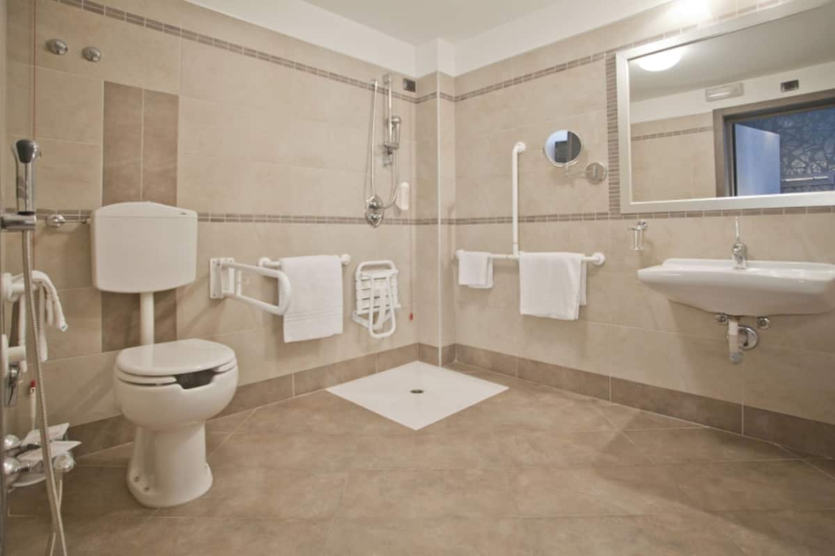 Chambre Ăconomique Double ou avec lits jumeaux, accessible aux personnes Ă mobilitĂ© rĂ©duite