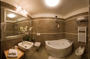 Een douche, milieuvriendelijke toiletartikelen, een haardroger