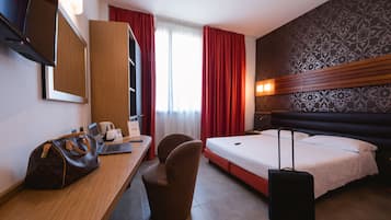 Bộ đồ giường cao cấp, chăn bông, minibar, két bảo mật tại phòng