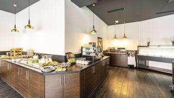 Tägliches Frühstücksbuffet (16.00 EUR pro Person)