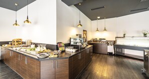 Petit déjeuner buffet (16.00 EUR par personne)