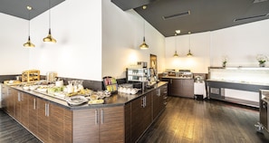 Petit déjeuner buffet (16.00 EUR par personne)