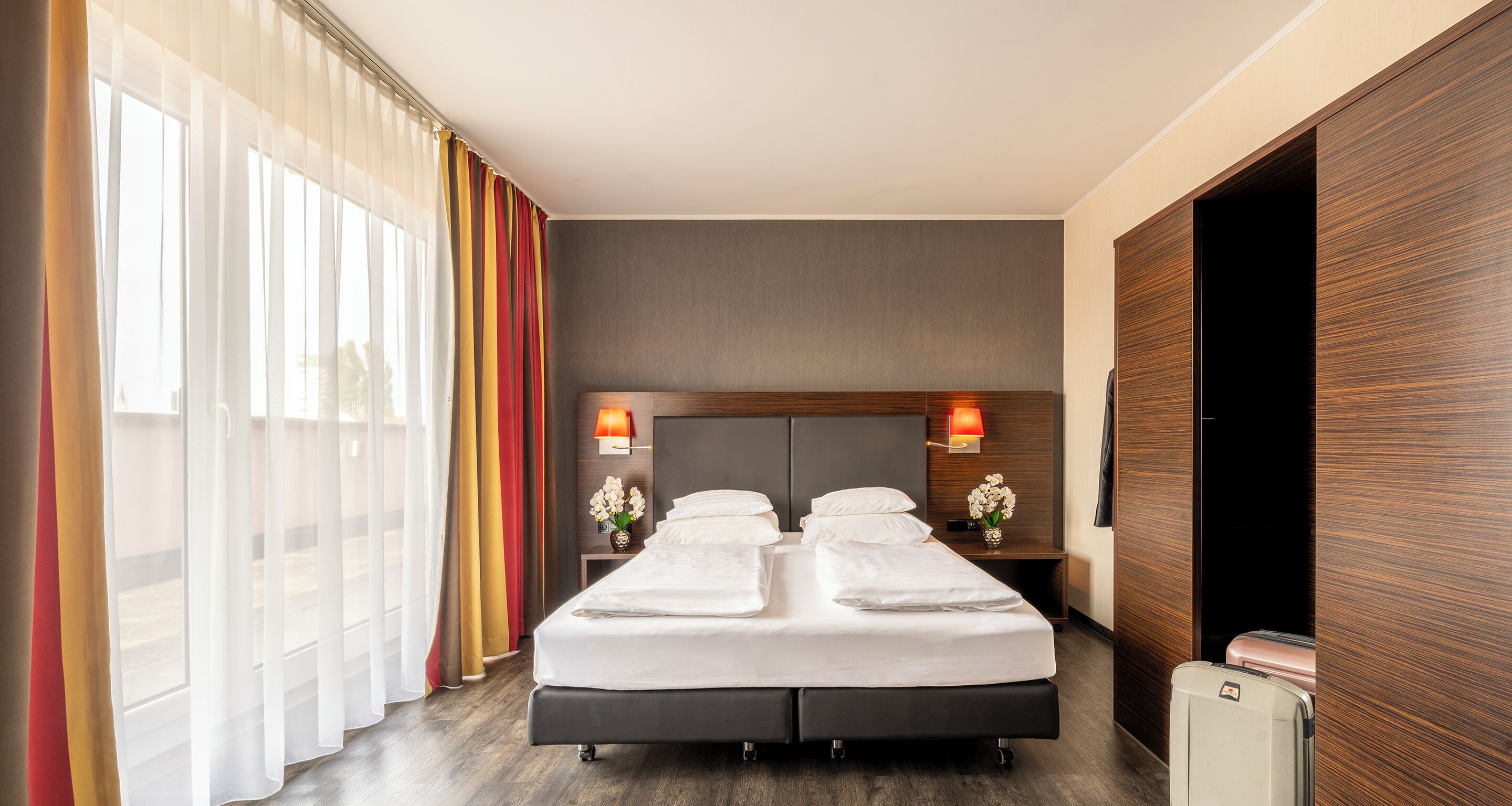 Comfort-Doppelzimmer | Zimmersafe, Schreibtisch, laptopgeeigneter Arbeitsplatz