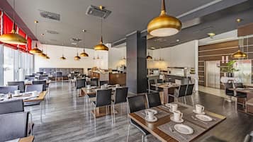 Morgunverðarhlaðborð daglega (16.00 EUR á mann)