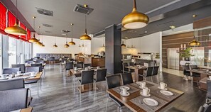 Desayuno buffet todos los días (EUR 16.00 por persona) 