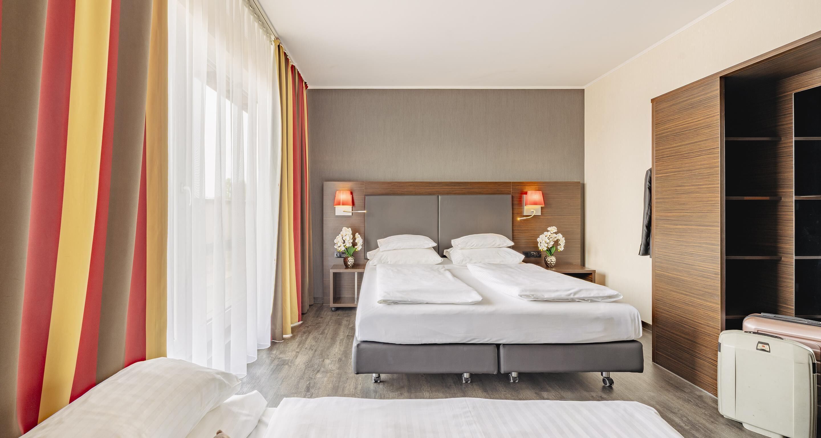 Caja de seguridad en la habitación y espacio para trabajar con laptop 