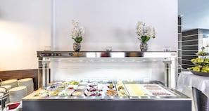 Desayuno buffet diario (EUR 16.00 por persona)