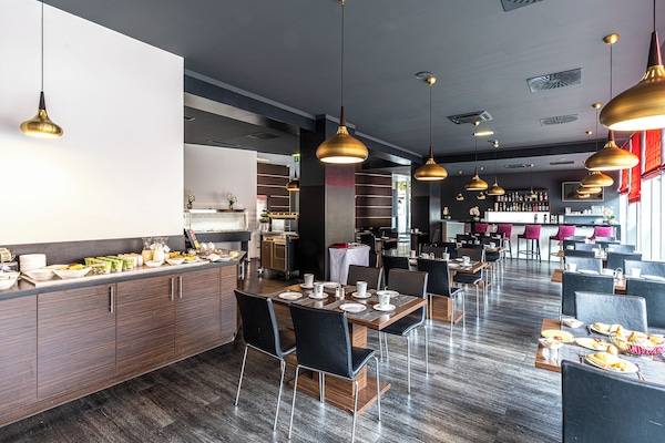 Desayuno buffet diario (EUR 17 por persona)