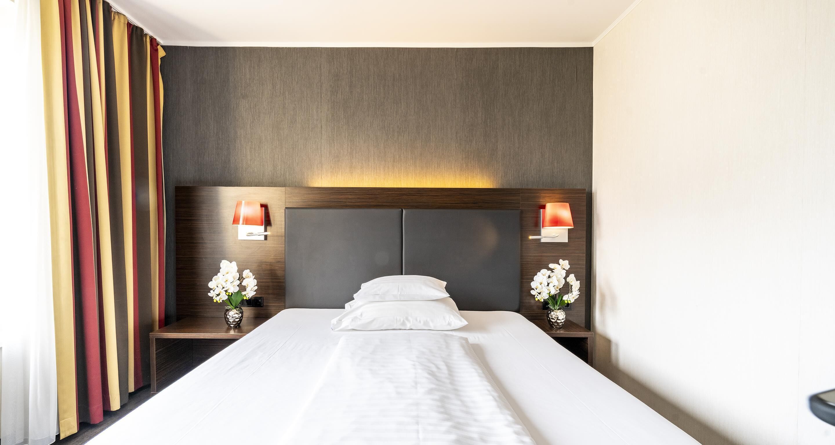 Caja de seguridad en la habitación y espacio para trabajar con laptop 