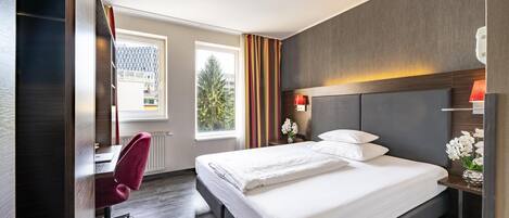 Caja de seguridad en la habitación y espacio para trabajar con laptop