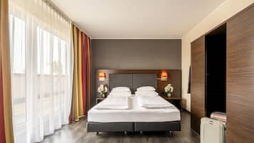 Habitación Confort, 1 cama matrimonial | Caja de seguridad en la habitación y espacio para trabajar con laptop